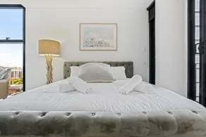 Luxury Home Hidden in the Urban Oasis - Image 2