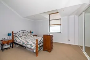 Spacious Apartment with Sea Views - Image 3