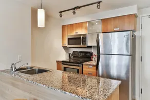 Bright Sub-penthouse on Bay St, Downtown Toronto - Image 3