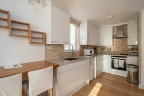 Light & airy studio, 2 mins from Queen's Park tube - Image 4