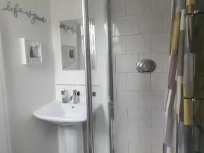 Cozy One-bed Apartment in Nottingham - Image 2