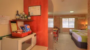 Endeavour Court Motor Inn - Image 3