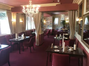 Carre Arms Hotel - Image 2