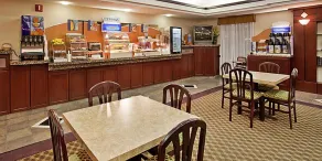 Holiday Inn Express & Suites Lansing-Leavenworth - Image 2