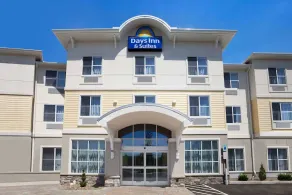 Days Inn & Suites by Wyndham Altoona - Image 3