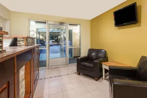 Days Inn & Suites by Wyndham Groton Near the Casinos - Image 2