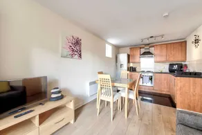 Cosy Apartment with Balcony, Close to City Centre - Image 4