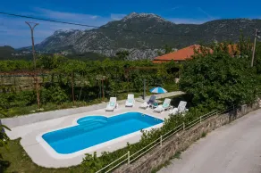 Sunflower house with a pool - Image 3
