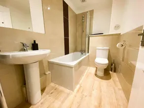 Large Modern 3 Bedroom Apt With Free Parking - Image 5