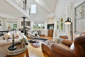 4br W/ Hot Tub On 1 Acre 4 Bedroom Home - Image 2