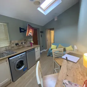 Private Annex, Parking, Wifi, 2mins to J48 A1 M1 - Image 4