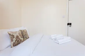 3 Bed Kensington Apartment with Balcony - Image 2