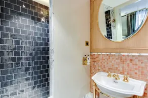 Pick A Flat's - A Bedroom in Le Marais - Image 2