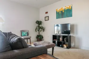 Spacious Townhome w Parking by Frontdesk - Image 2