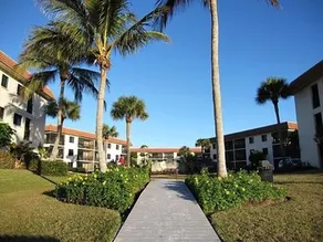 Agréable appartement en copropriété convivial et familial avec piscine privée | Vue sur l'eau | Proche de la plage - Image 2
