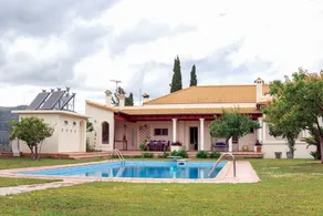 Beautiful Villa With Private Garden And Pool - Image 5