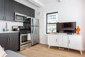 Bright & Modern 1 BDR in Downtown - Image 3