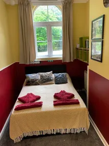 Historical GWR Building - Charming 1 bed Apartment - Image 3