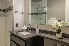 Strip District Apts with Wifi by Frontdesk - Image 3