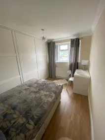 Charming 6-bed House in Reading With Parking - Image 4