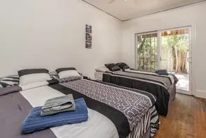 Charming 2bed House in Koreatown - Image 4