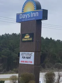 Days Inn by Wyndham Ozark - Image 5