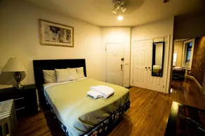 Renovated 2 BR Central Park - Image 2
