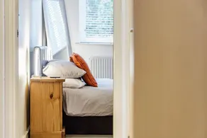 Stylish 2 Bedroom Apartment Central Exeter Parking on Site - Image 3