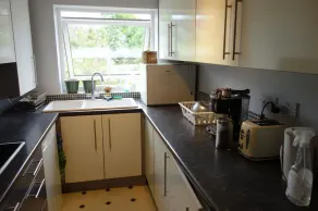 NEW Cosy 2 Bedroom Flat on Englefield Green - Image 2