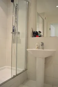 1 Bed Flat in Whitechapel with Roof Terrace - Image 5