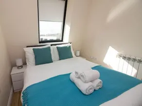Castle Point 2 Bed City Apartments - Image 4