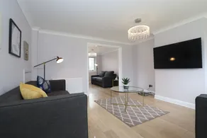 Dunfermline - Luxury 3 bedroom 2 bathroom detached house with garden - Image 2