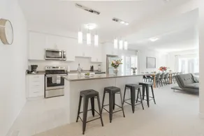 Luxurious Four Bedroom Townhouse - Image 2