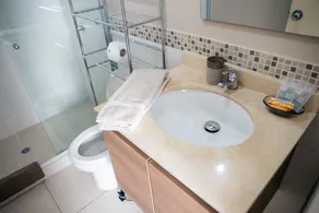 Disfruta de un Lindo Espacio con Balcón y Piscina - Image 2