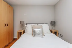 The Herringbone - 3 Bed With Parking Pet Friendly - Image 4