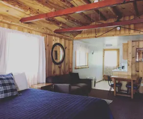 Oak Knoll Lodge and Cabins - Image 2