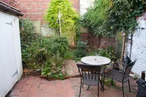 Charming 1 Bedroom House Close to City Centre - Image 2