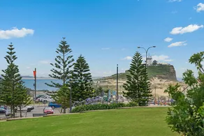 Newcastle Short Stay Accommodation - Flagstaff Apartment - Image 4