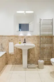 Grand Victorian Apartment in Sought-after Clifton - Image 2