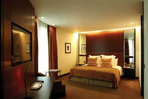 Crowne Plaza London Battersea - Image 3