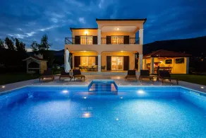 Luxury secluded villa w pool jacuzzi and garden - Image 2