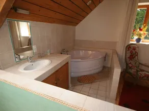 Charming Farmhouse With Pool and Tennis Court - Image 4