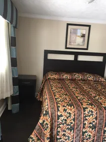 Suburban's Lavilla Inn - Image 3