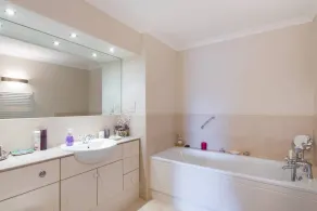 Cosy 1-bed Battersea Riverside Apartment - Image 4