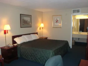Econo Lodge - Image 2