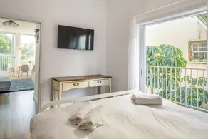 Bright & Sunny Apt in Trendy Location - Image 3