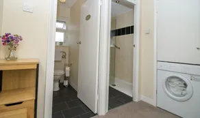 Elegant Rooms in a Quiet Location - Image 5