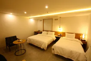 Gray Ground Hotel - Image 2