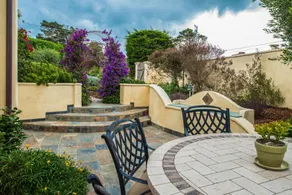 3br W/ Lush Courtyard, Near Beach 3 Bedroom Home - Image 2