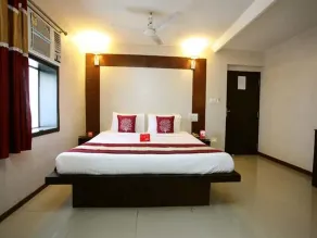 Golden Hotel - Image 4